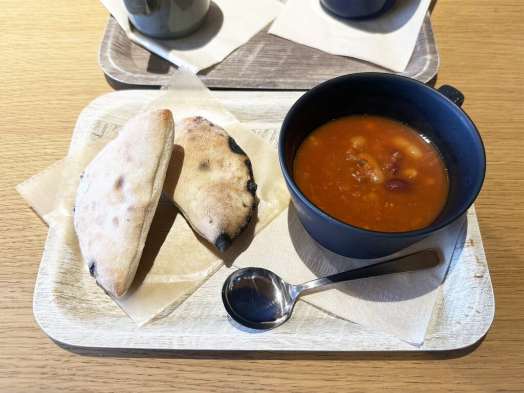 代々木上原「CAFE KALDINO」のモーニングセット「3種の豆と野菜のトマトスープとパン」