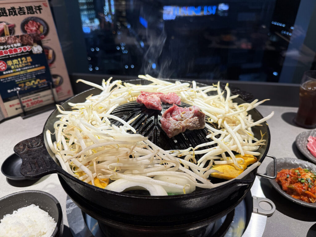 「旭川成吉思汗 大黒屋 新宿駅東口店」の「生ラム成吉思汗」と「アーモンド大根サラダ」、「白菜キムチ」