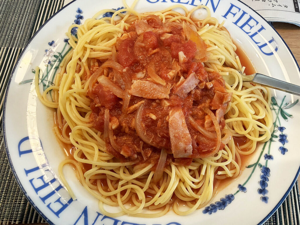 トマト缶で作る、玉ねぎとベーコンのトマトソースパスタ