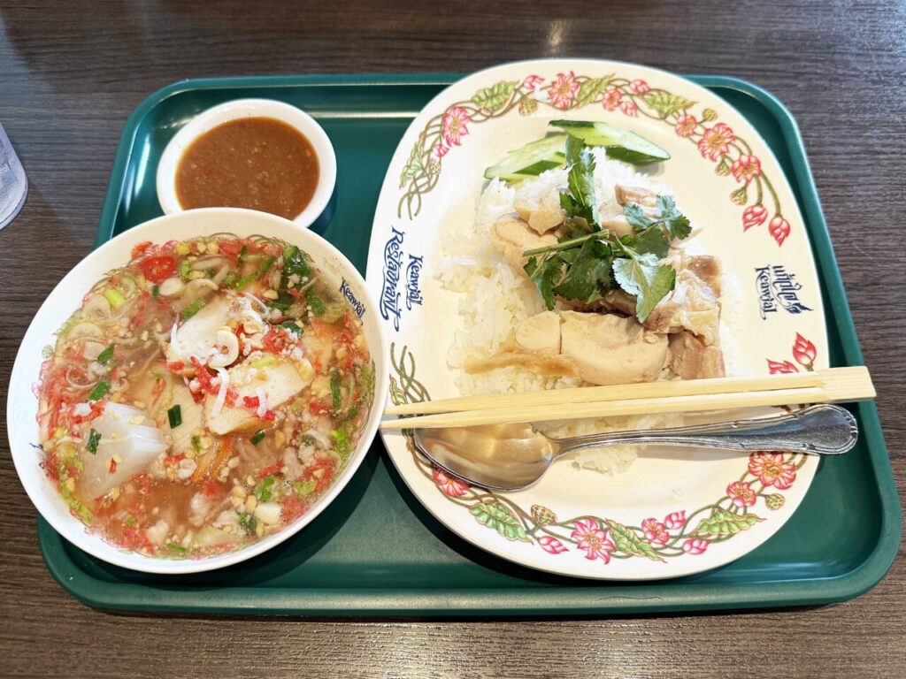錦糸町「Keawjai（ゲウチャイ）江東橋店」の「ランチセットA：「KAO MAN KAI（カオマンガイ）とMINI LEK TOMYAM MOO（豚挽肉入トムヤムビーフン[小]）セット」