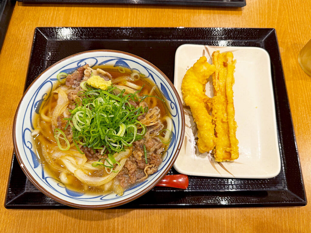 鵜の森「丸亀製麺 相模原鵜野森店」の「焼きたて肉うどん」と「イカ天・ちくわ天」