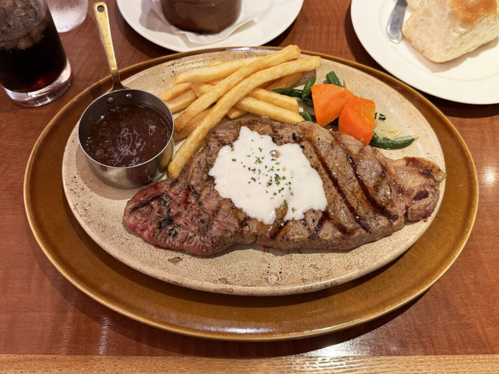 町田「ロイヤルホスト 町田店」の「ロイヤルアンガスサーロインステーキ」+「オニオングラタンスープセット」