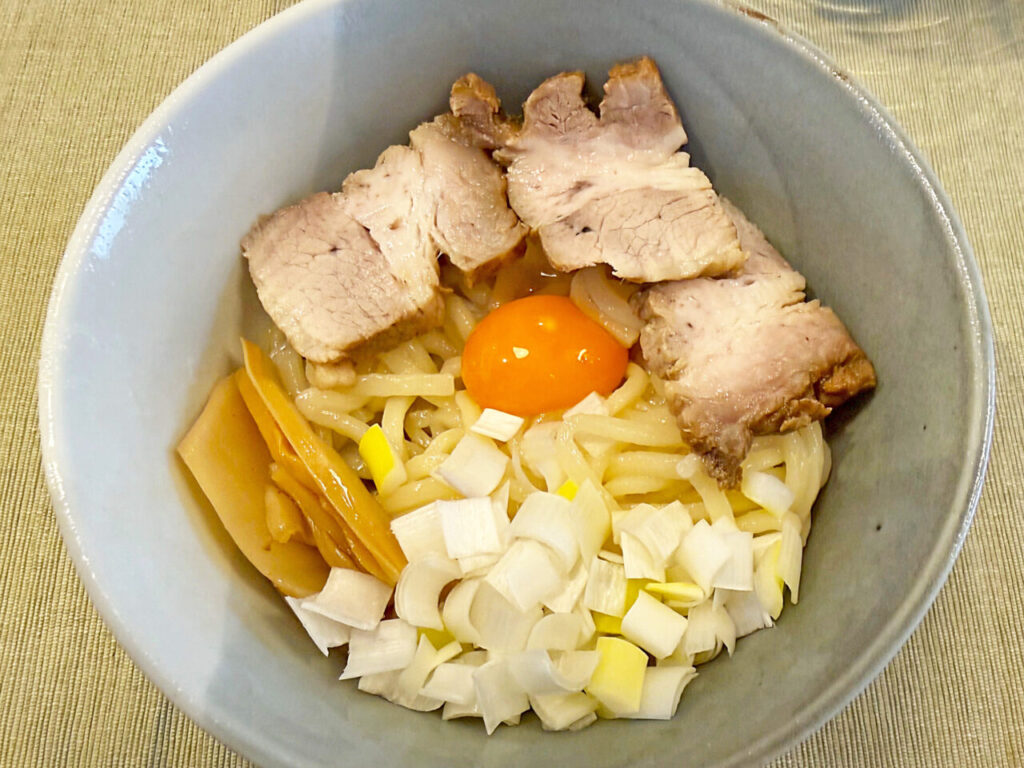 自作ラーメンタレと鶏油で自作チャーシューを乗せた「釜玉うどん」