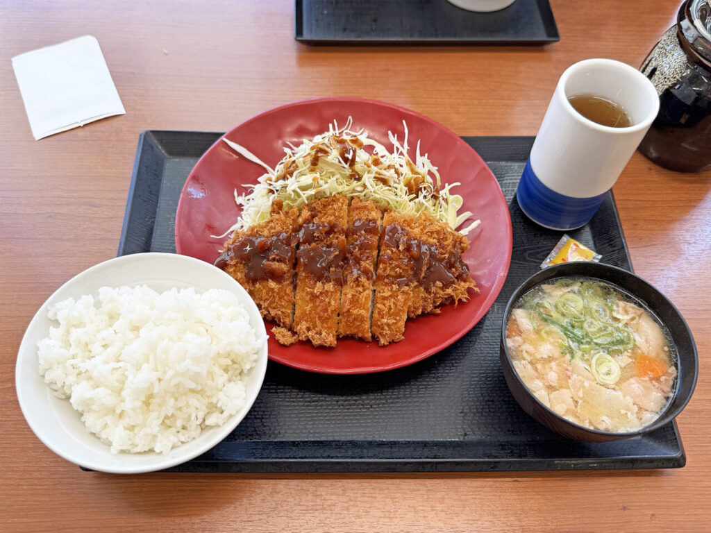 相模大野「とんかつ かつや 相模大野店」の「とん汁定食（ロースカツ）」