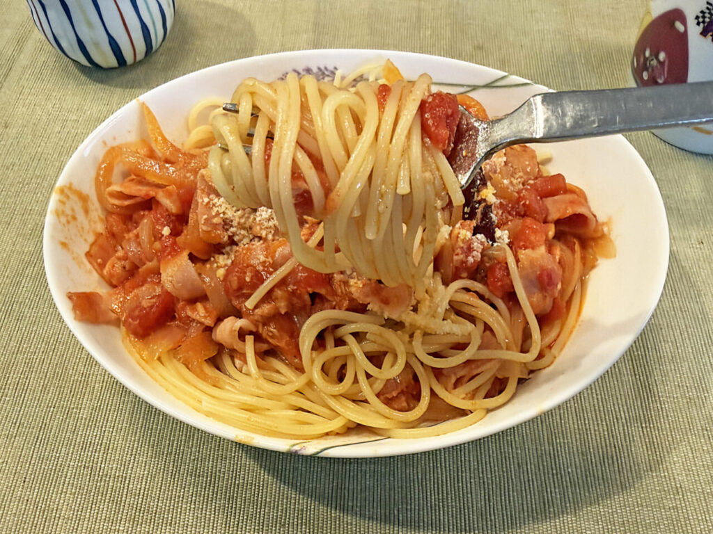 トマト缶とツナ缶で作る、玉ねぎとベーコンのツナトマトソースパスタ