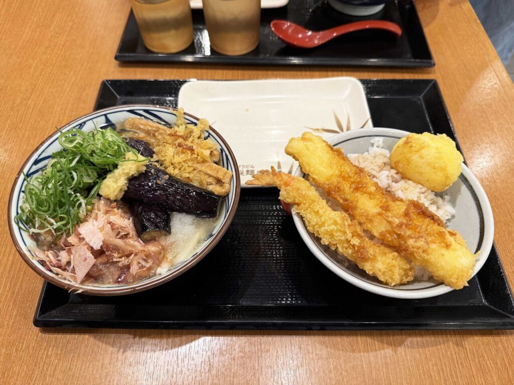 鵜の森「丸亀製麺 相模原鵜野森店」の「なすおろし冷かけうどん」と「たまご天とちくわ天の天丼」