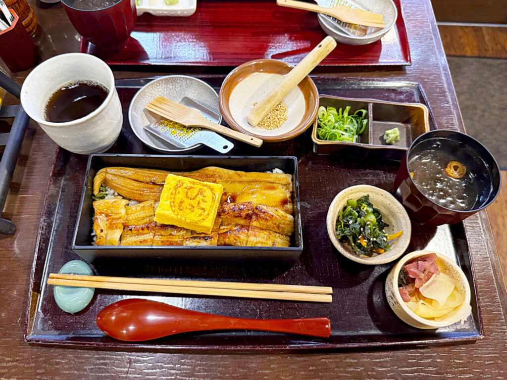 東銀座「あなご屋銀座ひらい」の「めそっこ箱めし:ならび(2本)」と「あなご一本天ぷら」
