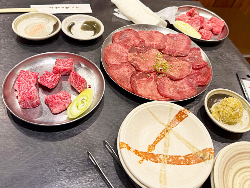 「味ん味ん相模大野店」の「牛タン」と「カイノミ」と「黒ホッピーセット」、「ミノ」、「薄切り和牛のすき焼き風 (生卵付き)」