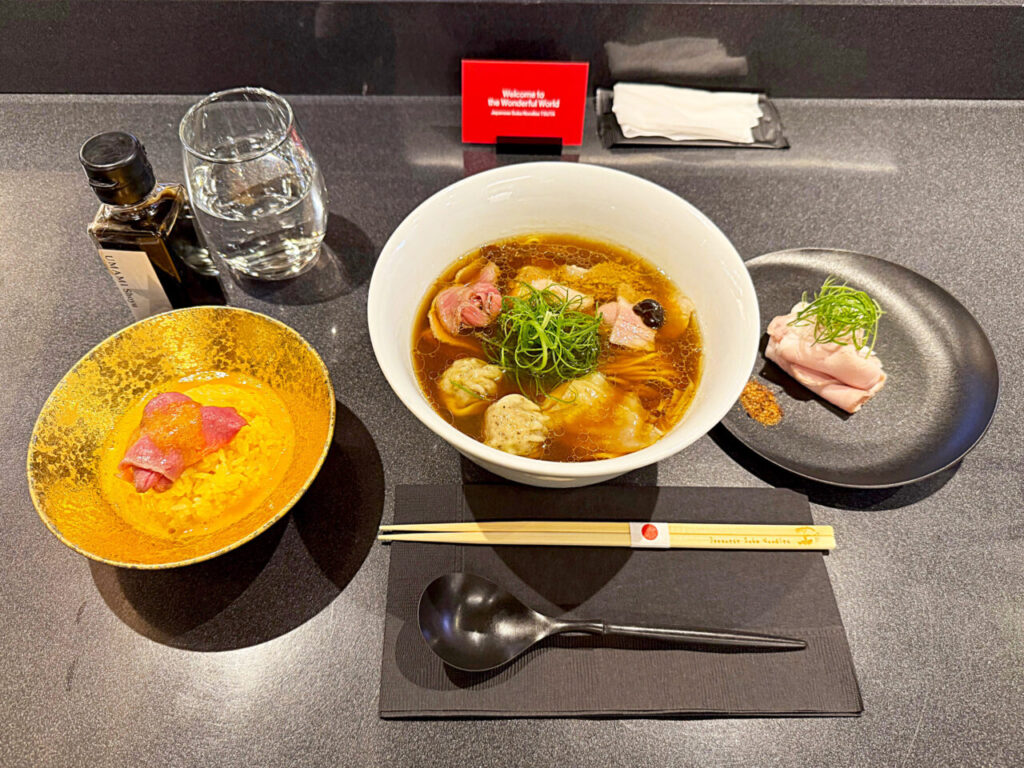 「Japanese Soba Noodles 蔦」の「醤油Soba」と「フォアグラトリュフ雲呑」、「A5黒毛和牛SUKIYAKI TKG」