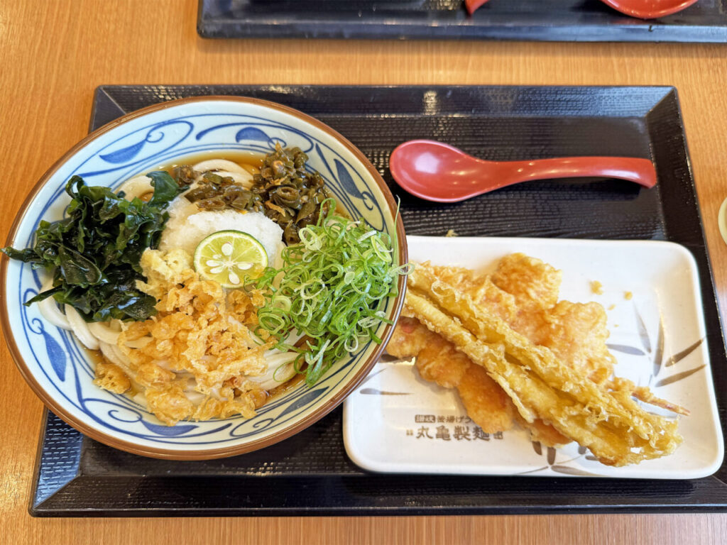 鵜の森「丸亀製麺 相模原鵜野森店」の「青唐おろしぶっかけうどん」と「紅生姜天とちくわ天」