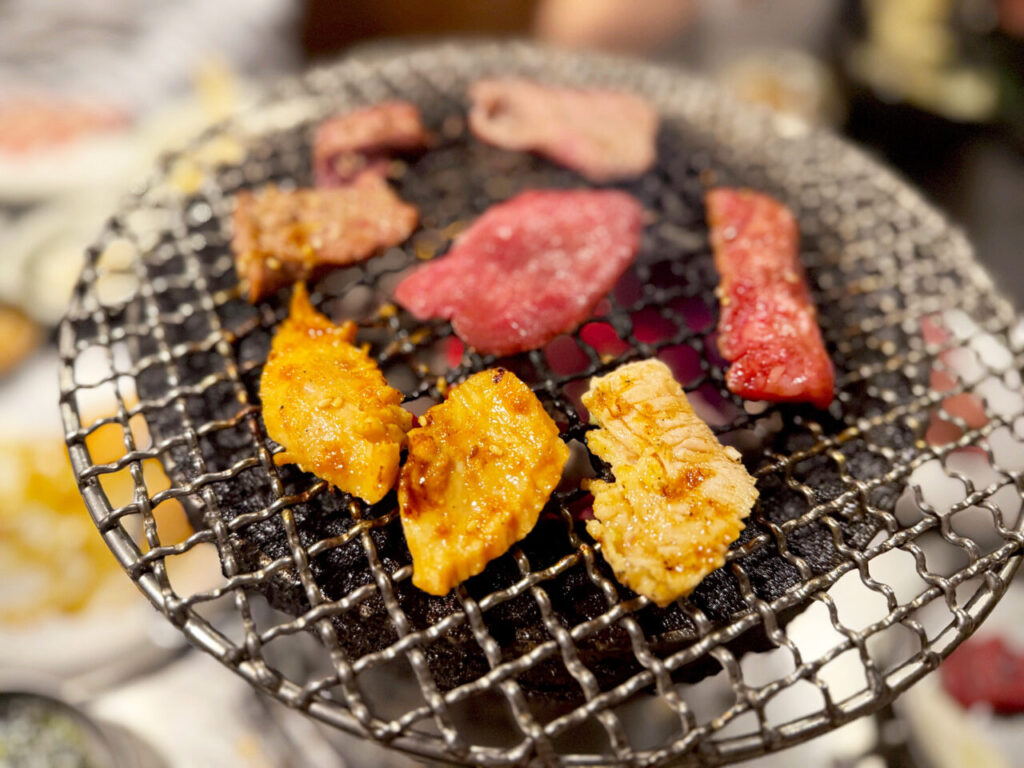 「味ん味ん相模大野店」の「黒ホッピーセット」と「牛タン」、「カイノミ」と、「ミノ」、「薄切り和牛のすき焼き風 (生卵付き)」他