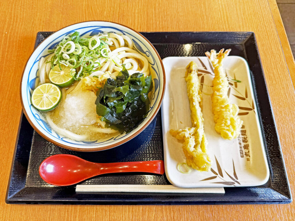 鵜の森「丸亀製麺 相模原鵜野森店」の「すだちおろし冷かけうどん」と「海老天と牛蒡天」