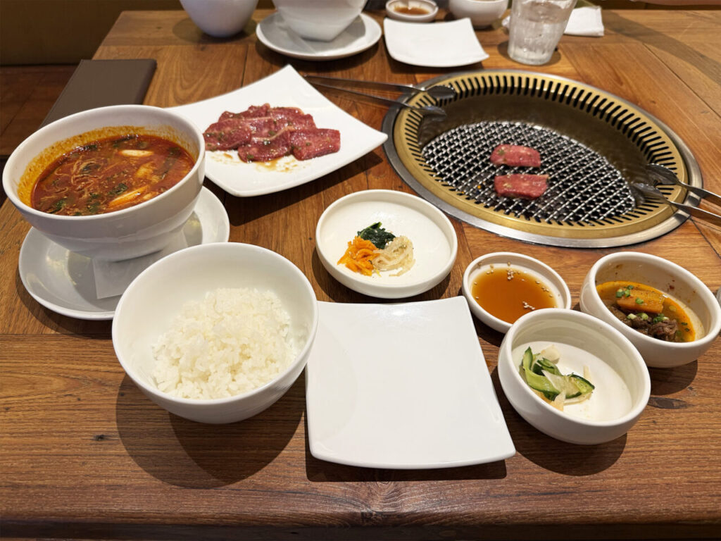 銀座:「ぴょんぴょん舎 GINZA UNA」の「ユッケジャンスープランチ」と「特選カルビ」