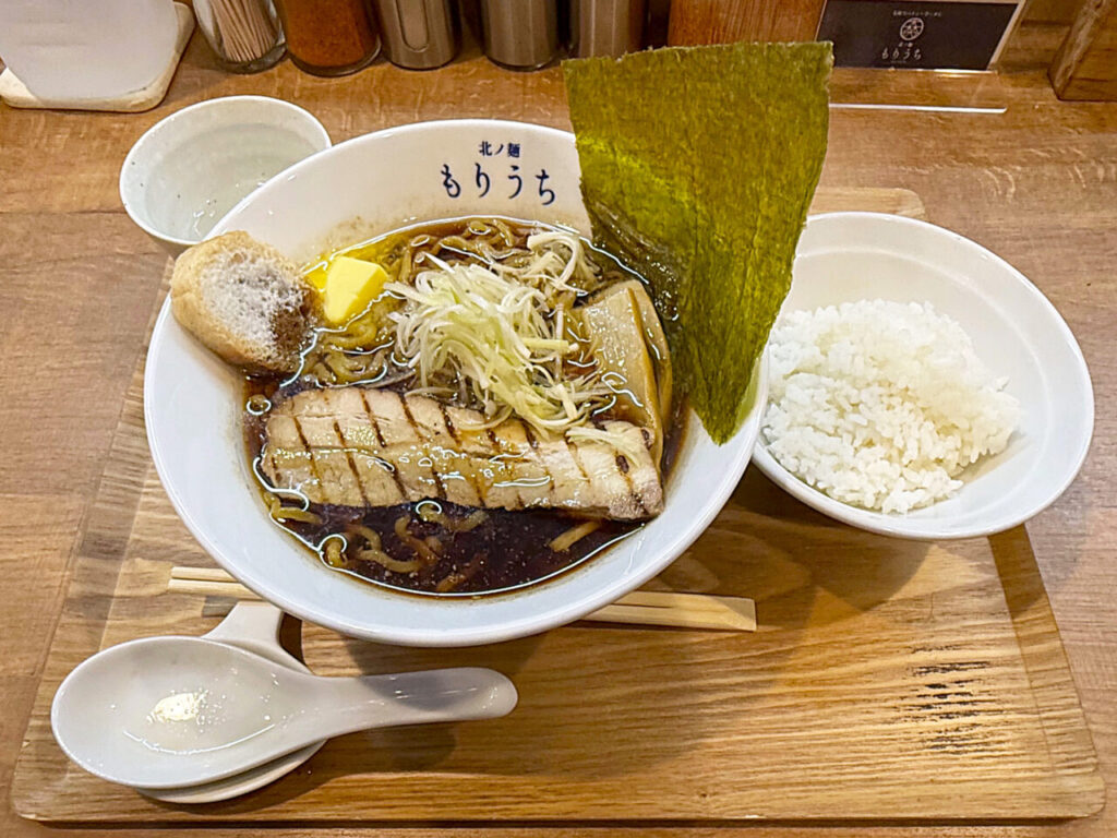 鶴見:「北ノ麺もりうち」の「黒醤油ラーメン」と「バターライス」