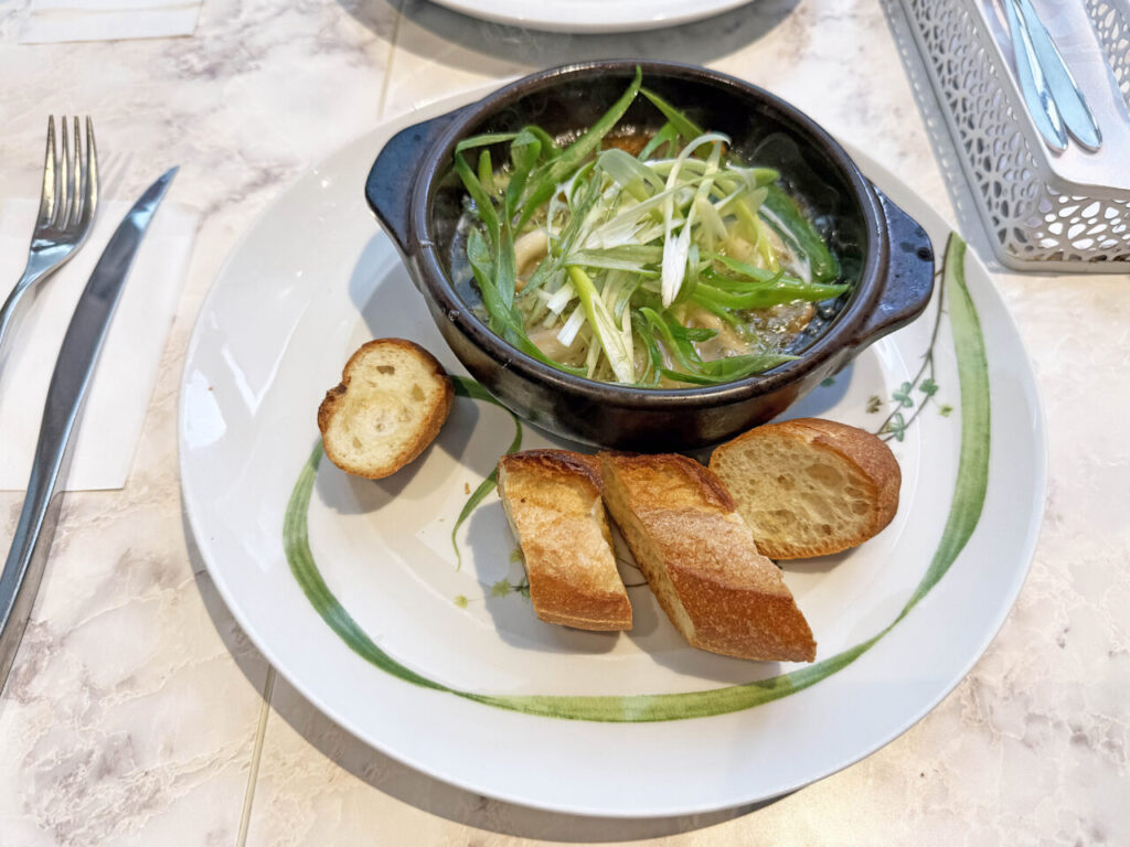 錦糸町「VALON TOKYO」の「HOLIDAY LUNCHコース：海老ときのこと九条葱のアヒージョ+石窯バゲット」