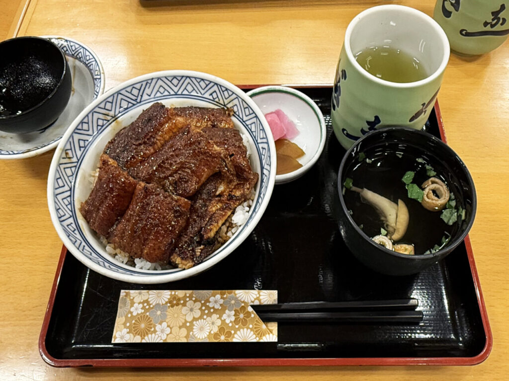 三重県津市「新玉亭」の「特上丼」と「肝吸い」